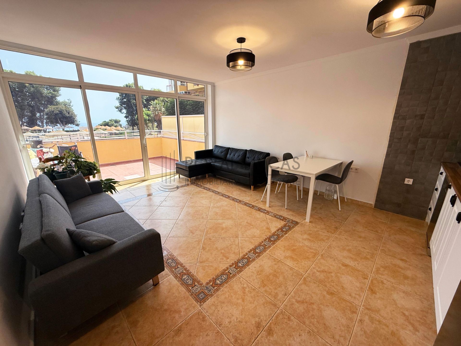 Living room of Flat for sale in Benalmádena  with Air Conditioner, Terrace and Furnished