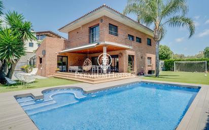 Vista exterior de Casa o xalet en venda en Vilanova i la Geltrú amb Piscina i Balcó