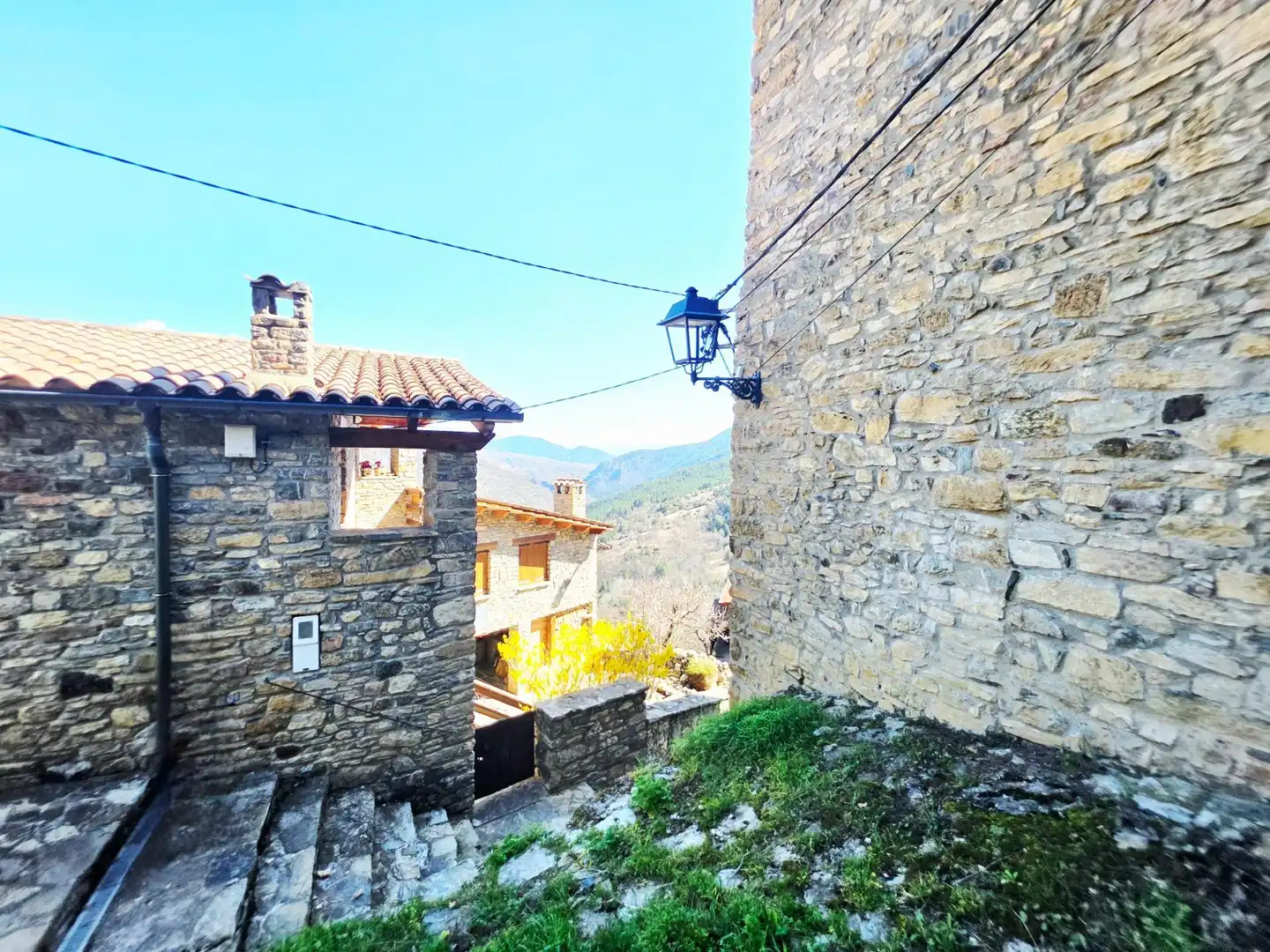 Vista exterior de Casa o xalet en venda en El Pont de Bar amb Aire condicionat, Jardí privat i Terrassa