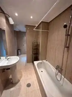 Badezimmer von Wohnungen zum Verkauf in León Capital  mit Heizung, Parkett und Terrasse