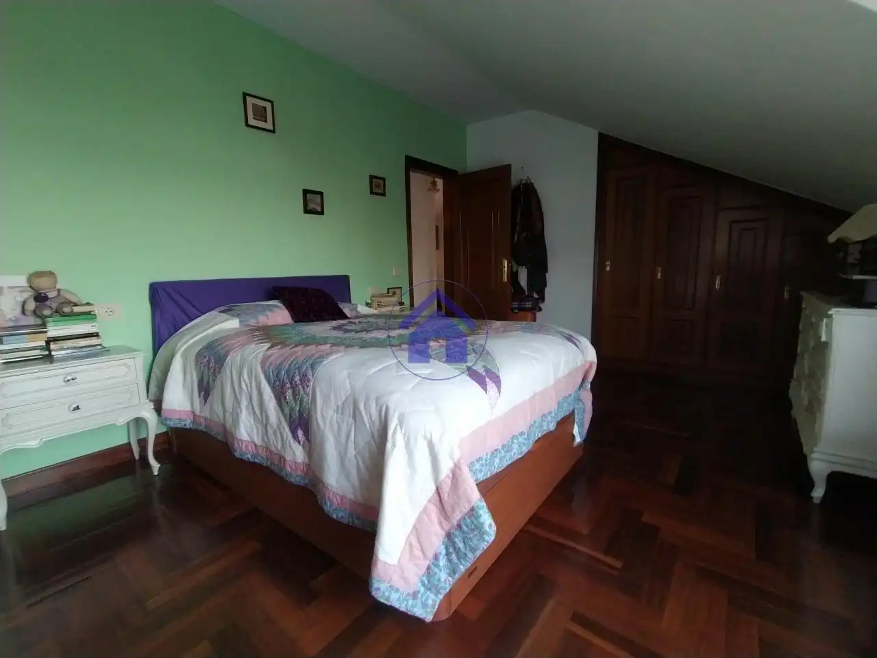 Dormitori de Àtic en venda en Vigo  amb Calefacció, Parquet i Terrassa