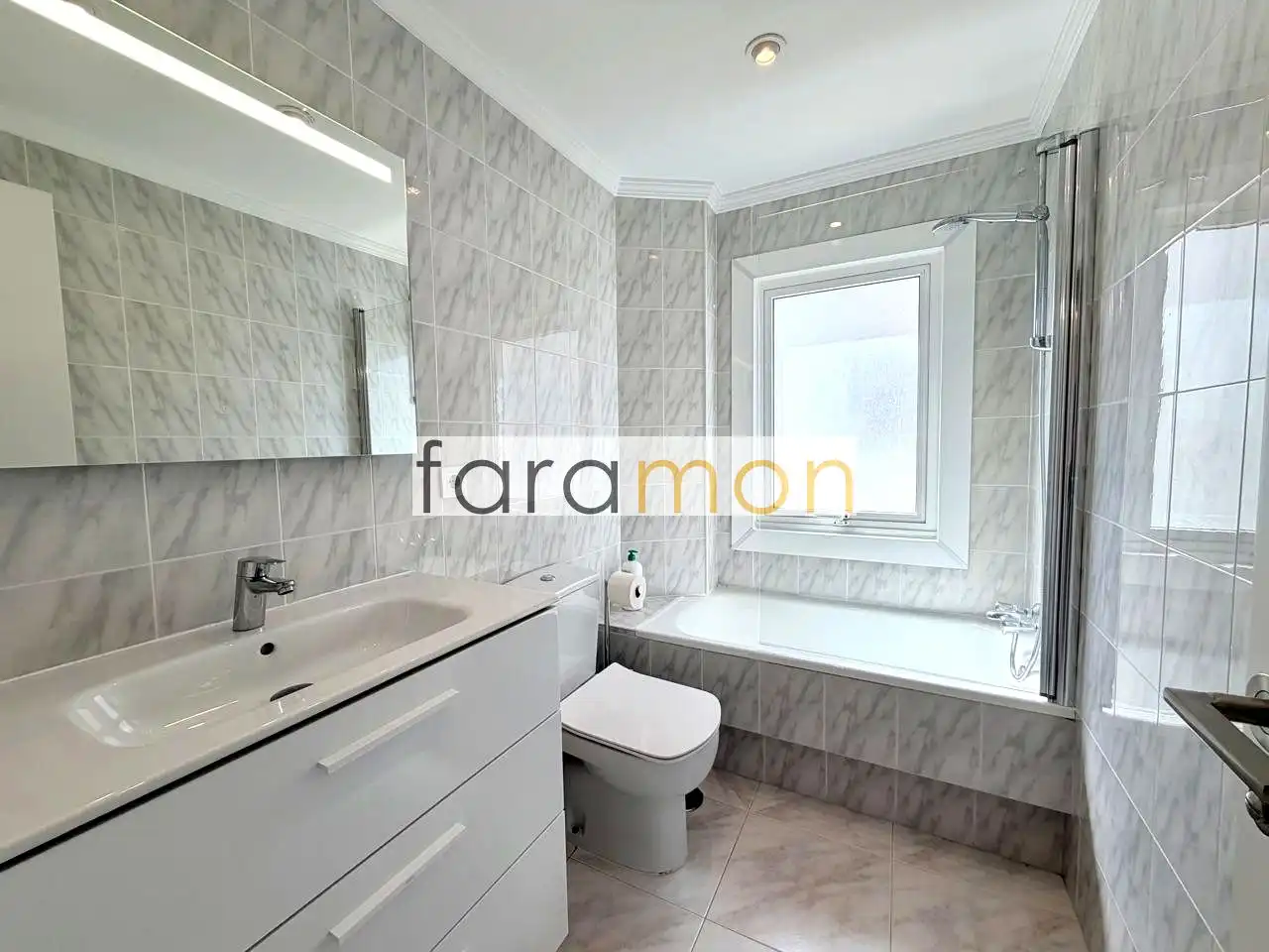 Badezimmer von Wohnung zur Miete in Nigrán mit Terrasse und Möbliert