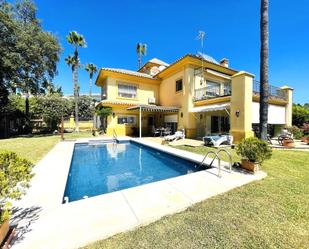 Vista exterior de Casa o xalet en venda en Marbella amb Aire condicionat, Terrassa i Piscina