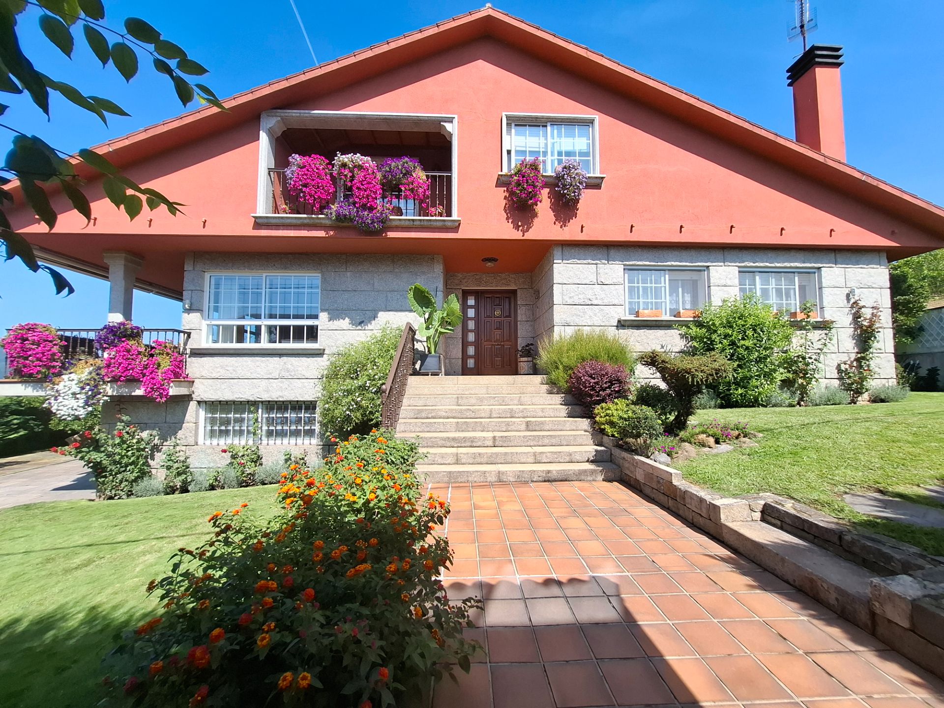 Vista exterior de Casa o chalet en venta en O Porriño   con Calefacción, Jardín privado y Terraza