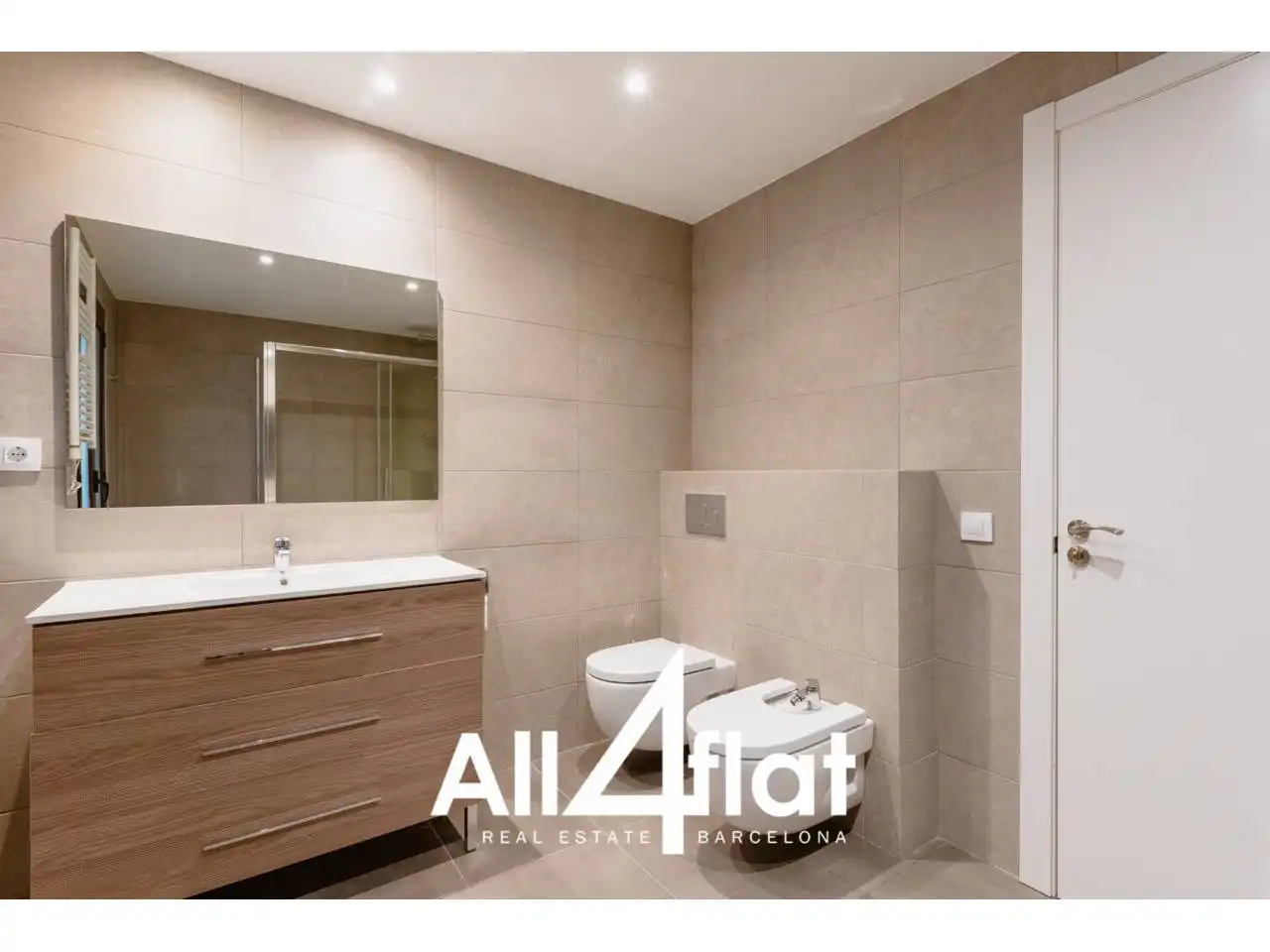 Badezimmer von Wohnung zur Miete in Barcelona mit Klimaanlage, Heizung und Parkett