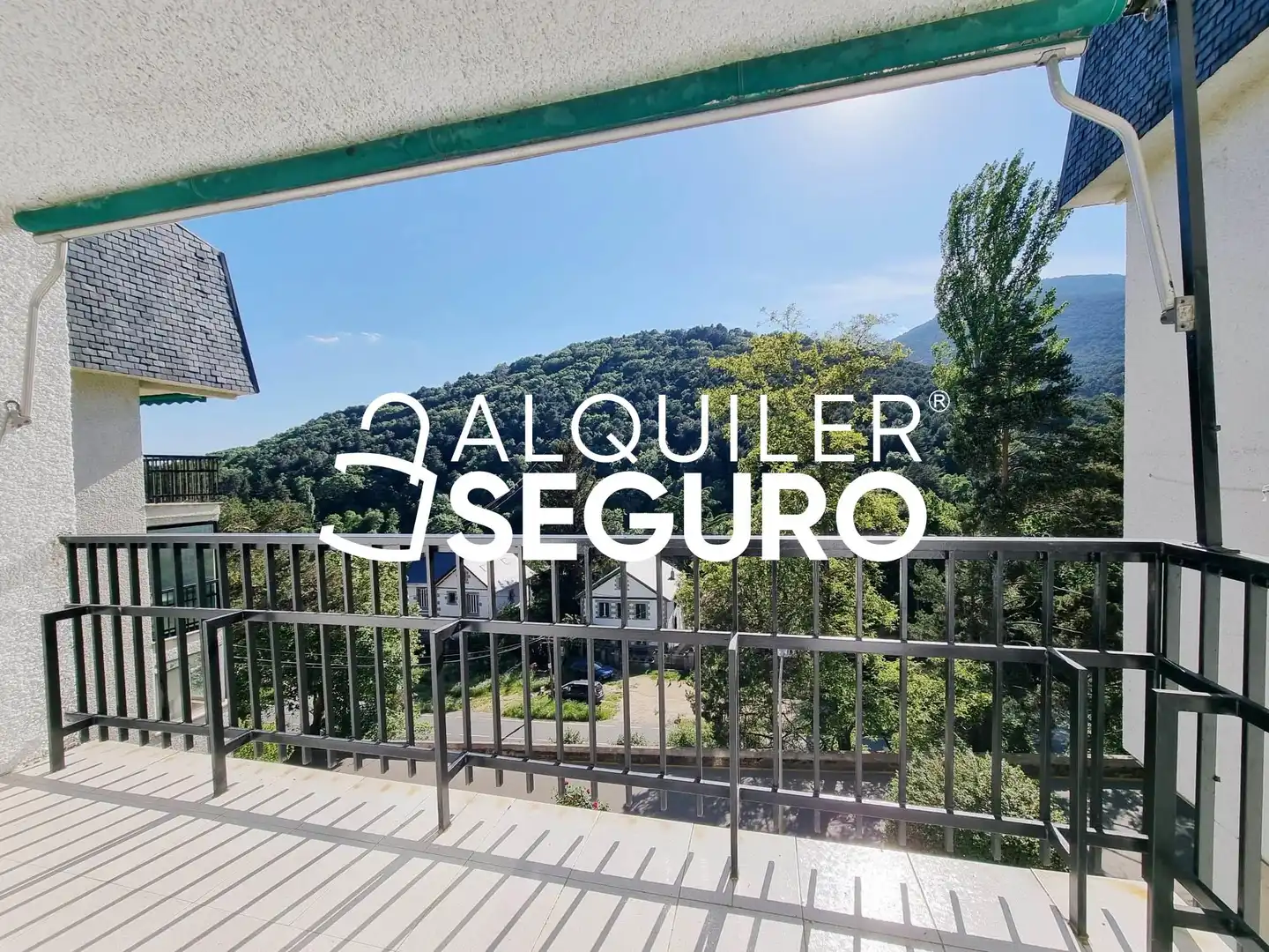 Vista exterior de Pis de lloguer en Cercedilla amb Calefacció, Terrassa i Piscina
