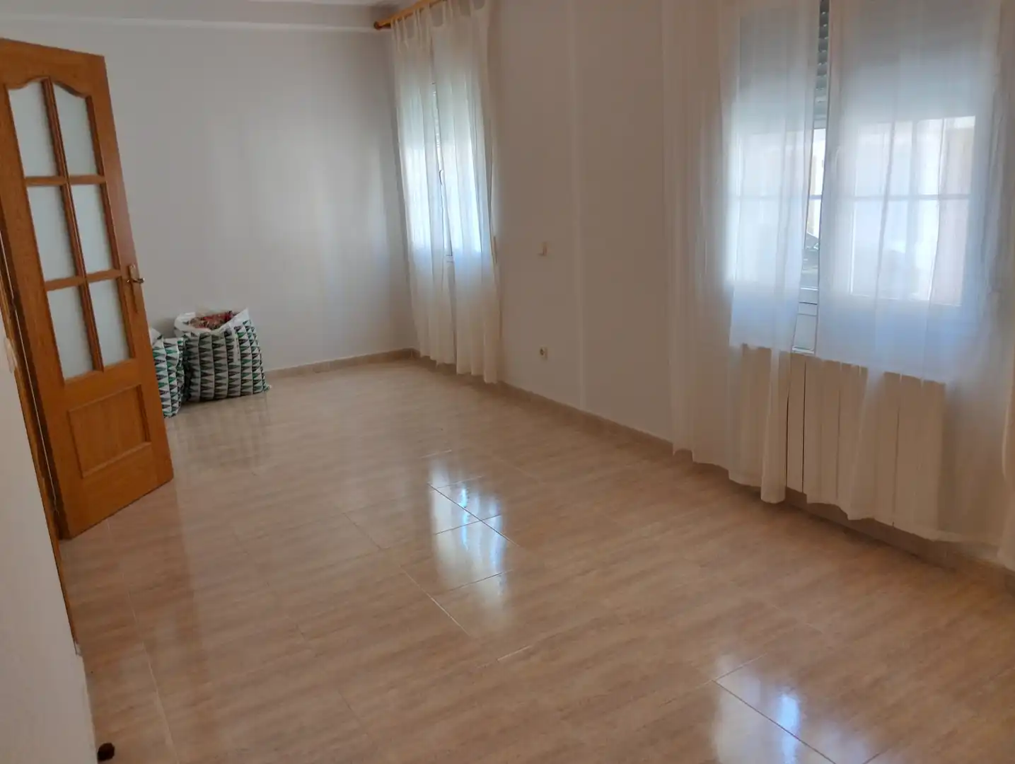 Sala d'estar de Casa adosada en venda en Bargas amb Aire condicionat, Calefacció i Moblat