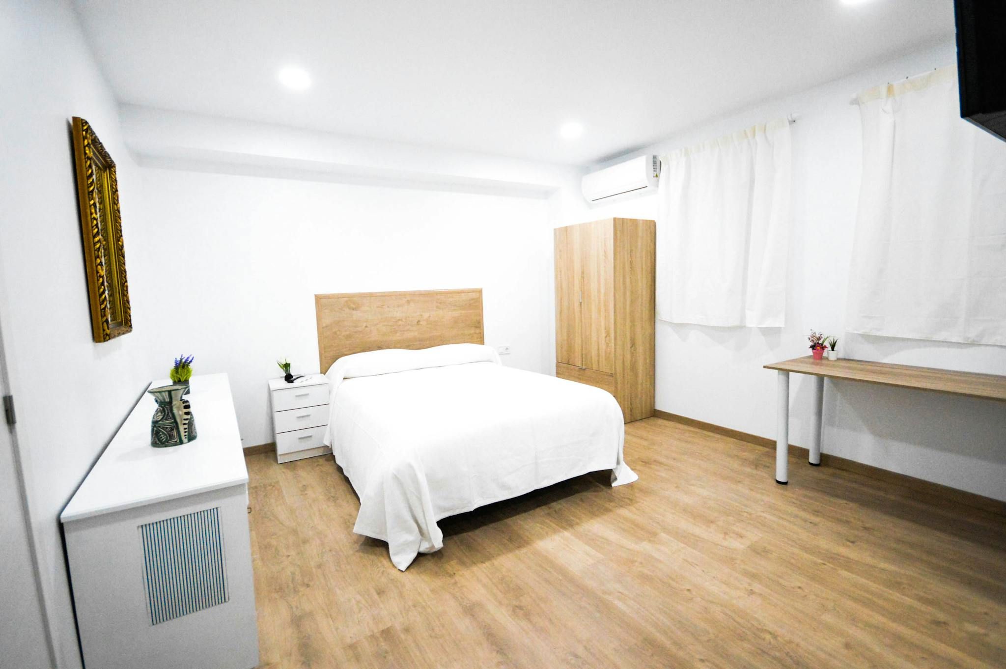 Bedroom of Flat to rent in  Valencia Capital  with Air Conditioner, Washing machine and TV