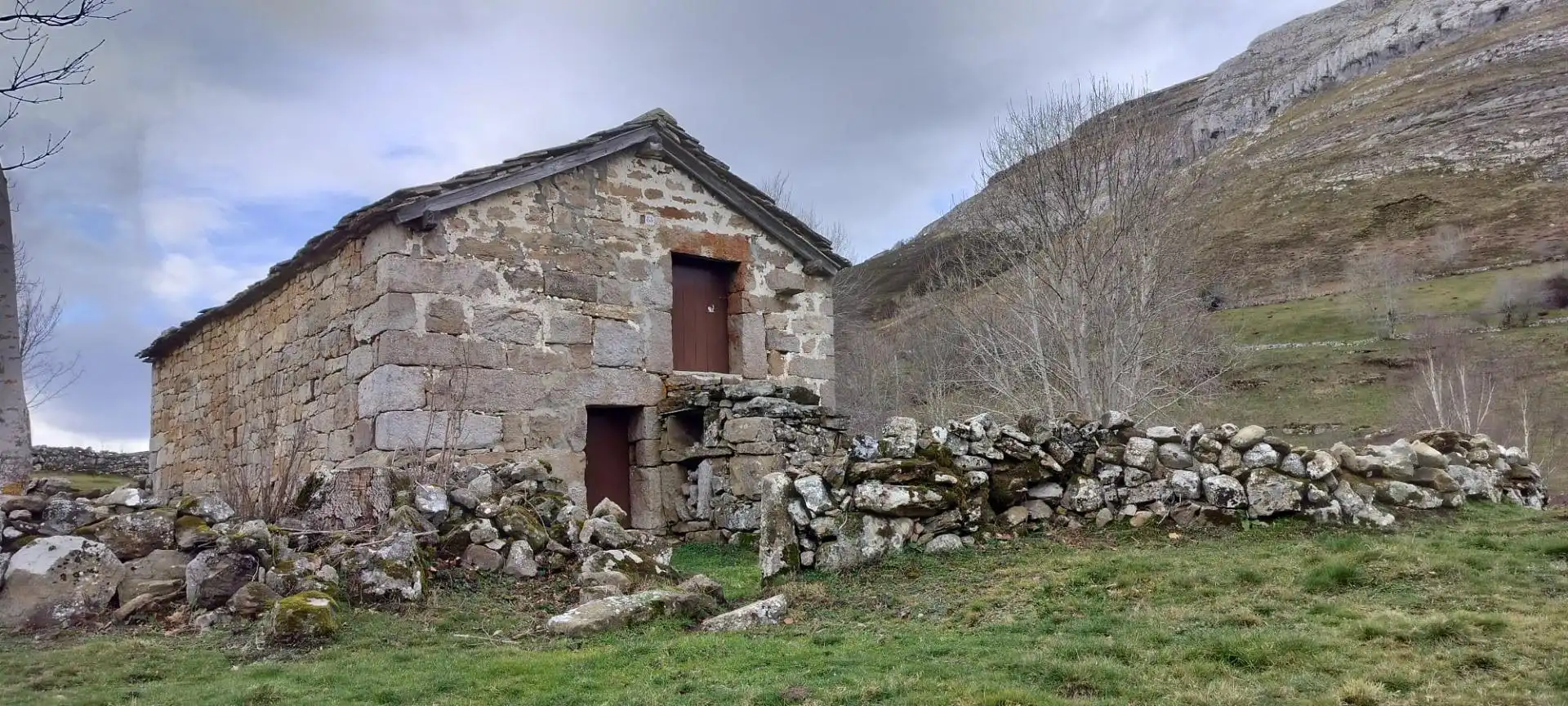 Vista exterior de Finca rústica en venda en Espinosa de los Monteros amb Jardí privat