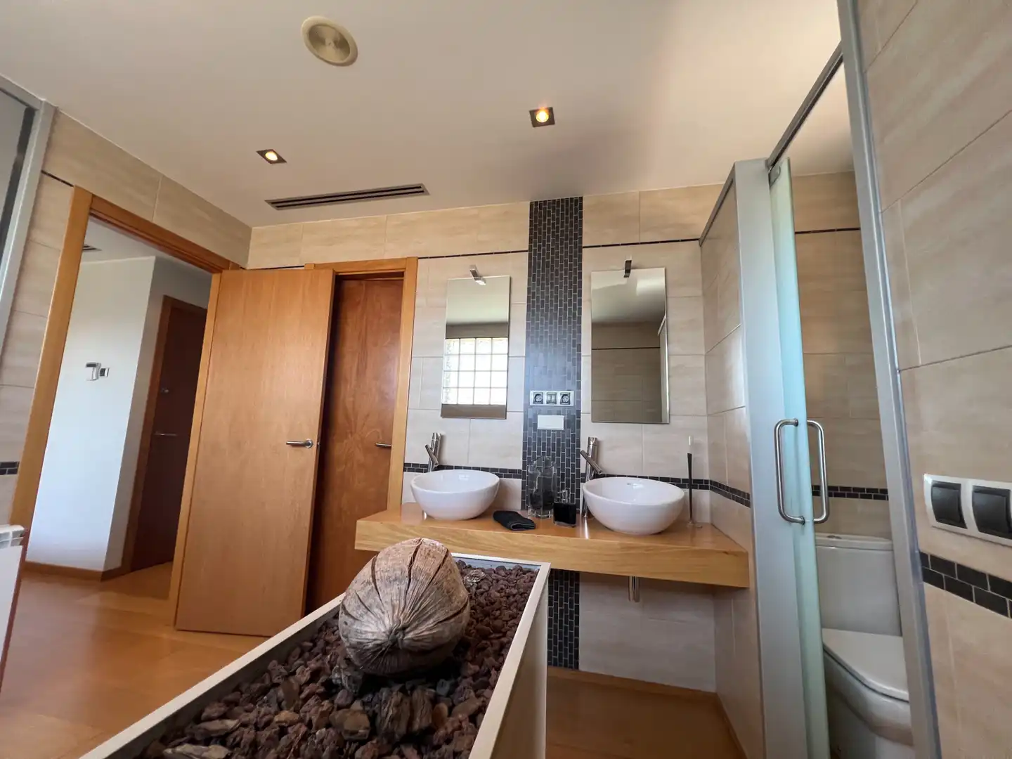 Bany de Casa o xalet en venda en La Roca del Vallès amb Aire condicionat, Calefacció i Jardí privat