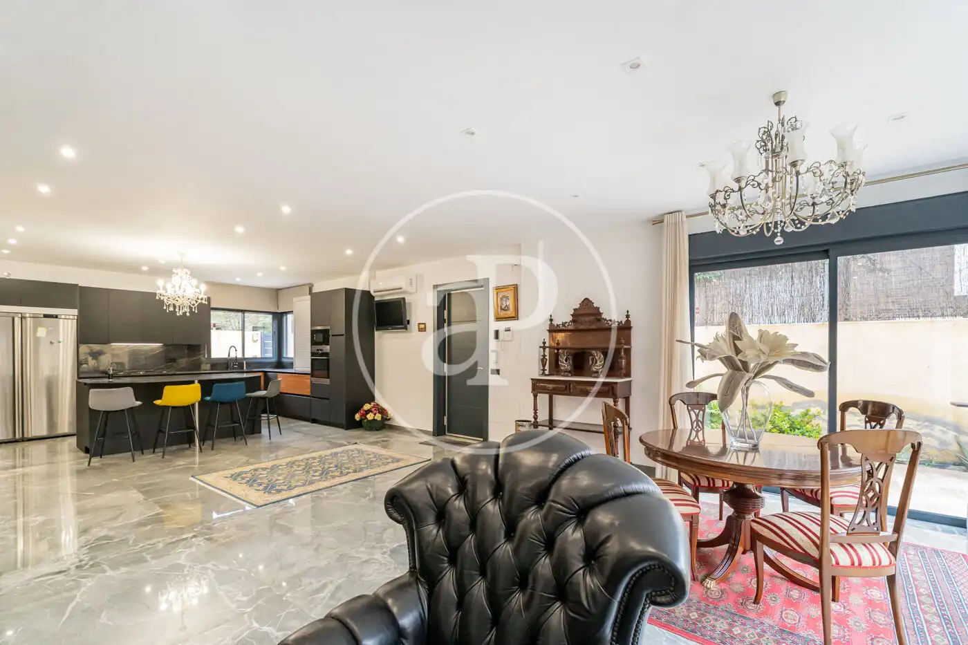 Sala de estar de Casa adosada en venta en Pozuelo de Alarcón con Aire acondicionado, Calefacción y Jardín privado
