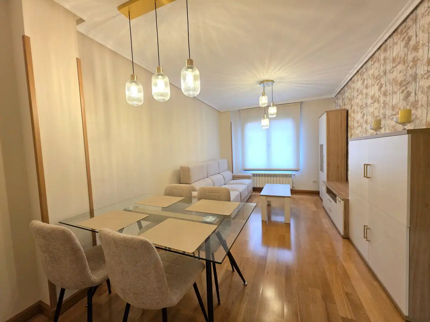 Sala d'estar de Pis de lloguer en Oviedo  amb Calefacció, Parquet i Traster