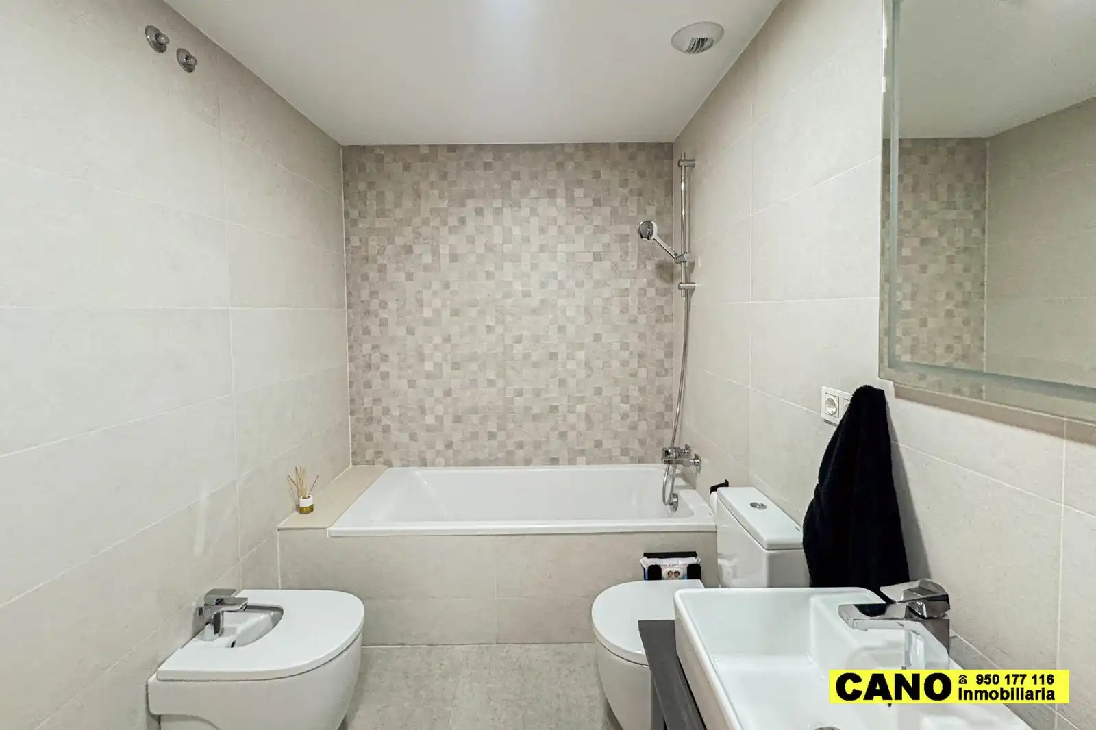 Bathroom of Flat for sale in Almería  with Terrace, Storage room and Swimming Pool