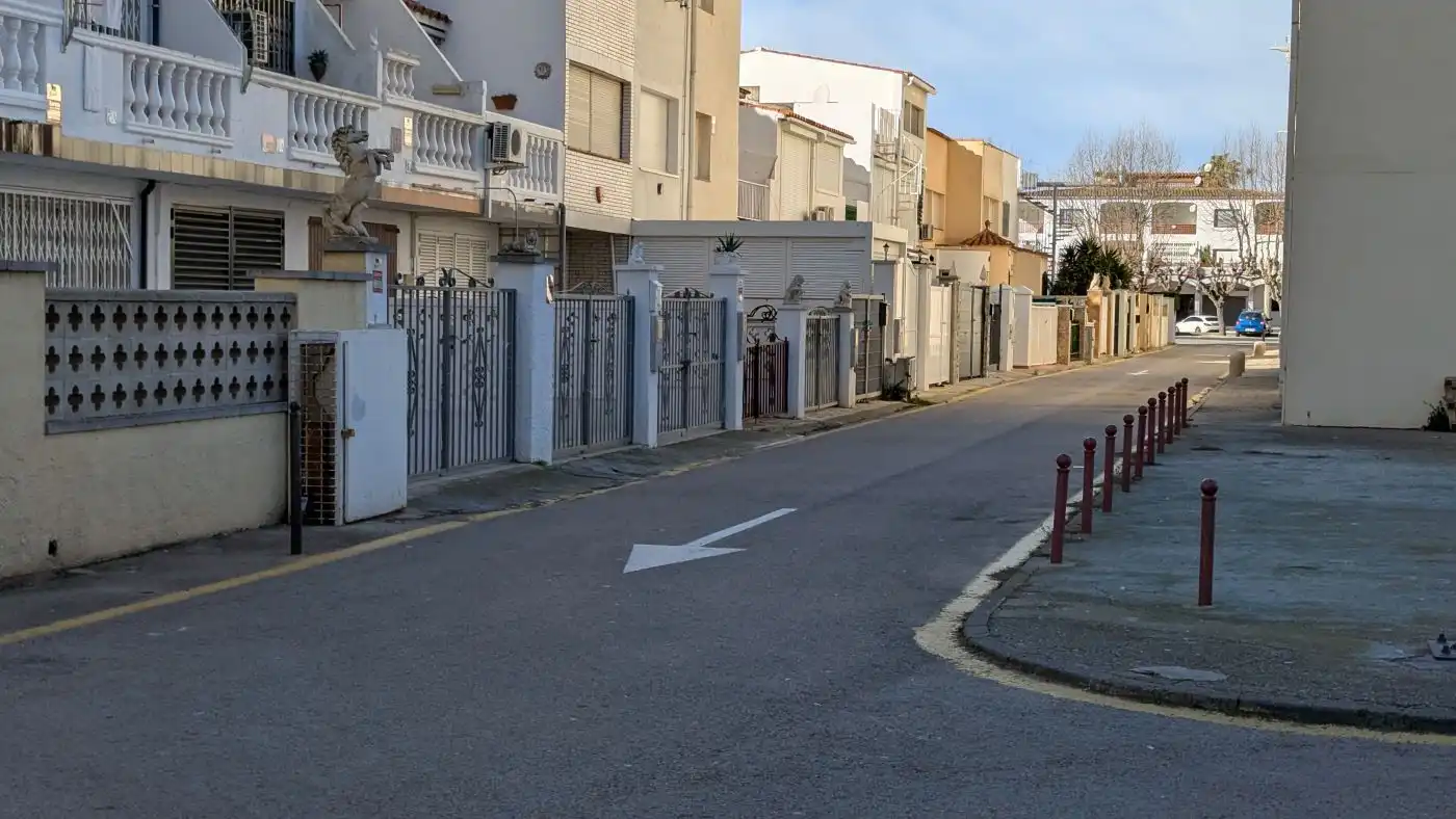 Vista exterior de Casa adosada en venda en Empuriabrava amb Aire condicionat, Calefacció i Moblat