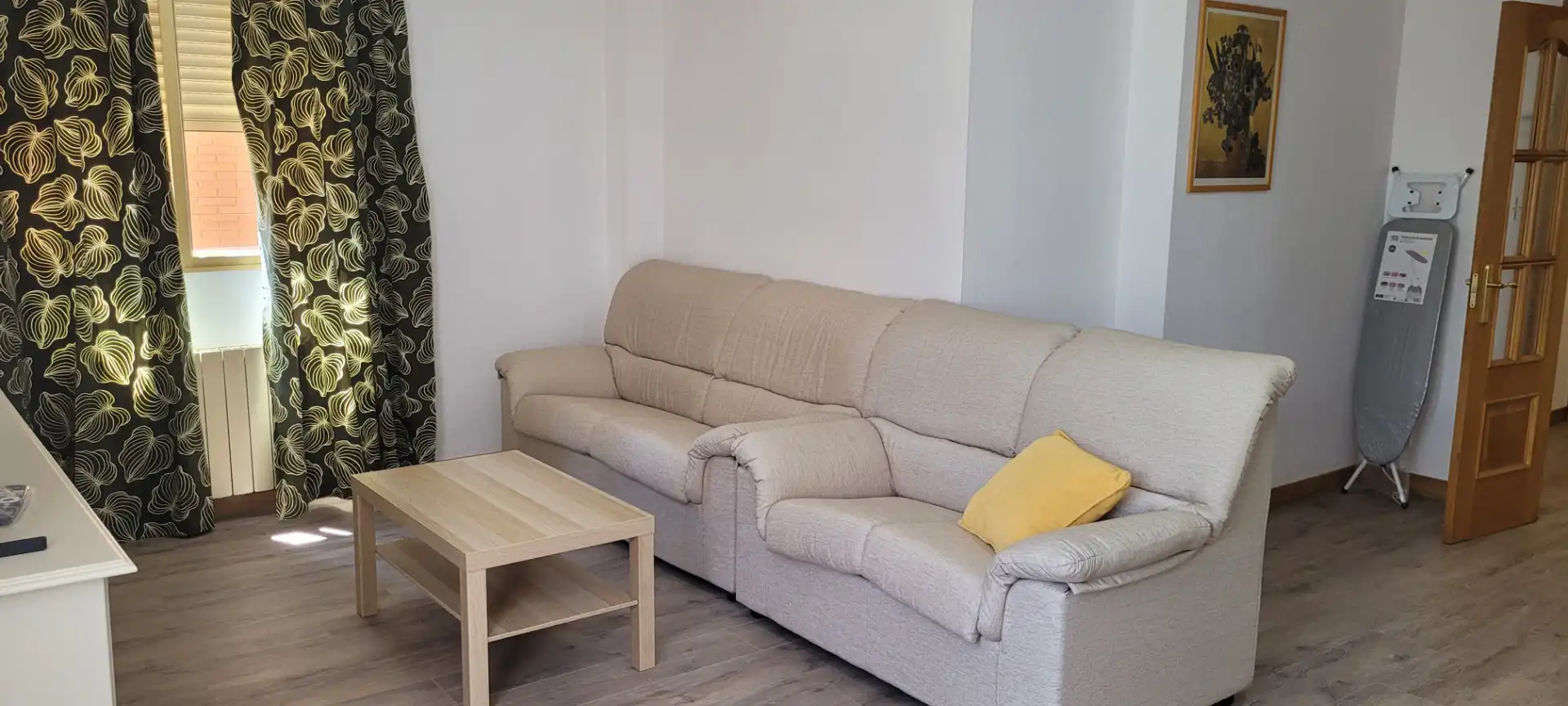Living room of Flat for rent in Cuenca  with Heating, Parquet flooring and Furnished