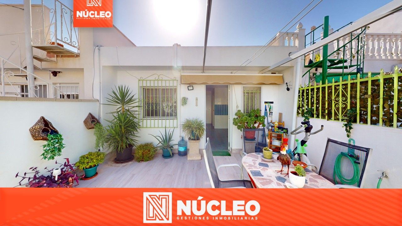 Casa adosada en venta en Calle de las Azucenas, Zona Carrefour - Urbanizaciones