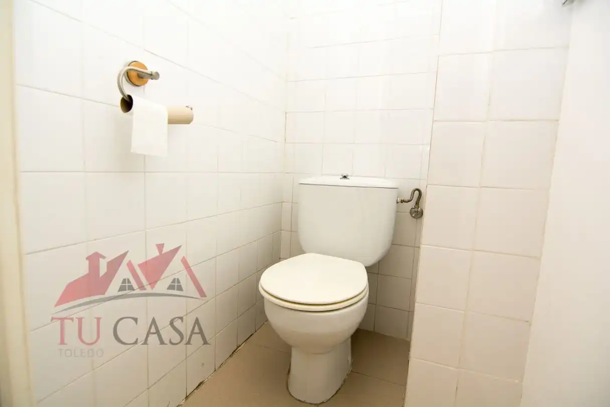 Bathroom of Office for rent in Toledo  with Air Conditioner and Heating