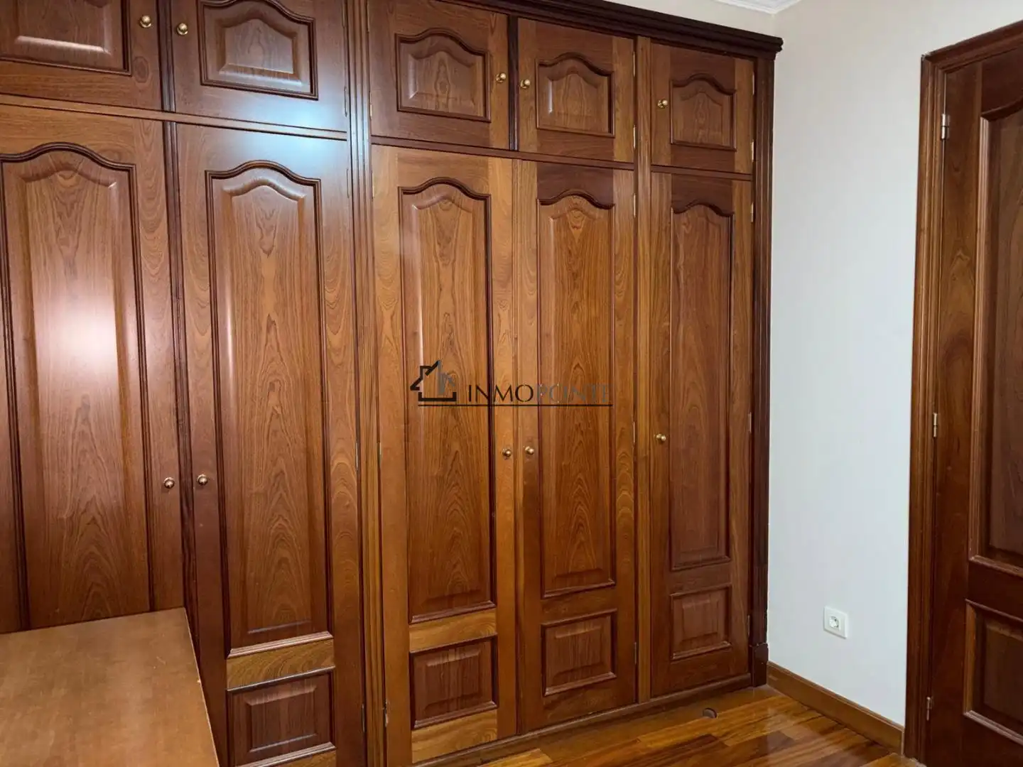 Dormitori de Apartament en venda en Pontevedra Capital  amb Calefacció i Traster