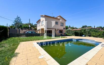 Vista exterior de Casa o xalet en venda en Esparreguera amb Aire condicionat i Piscina