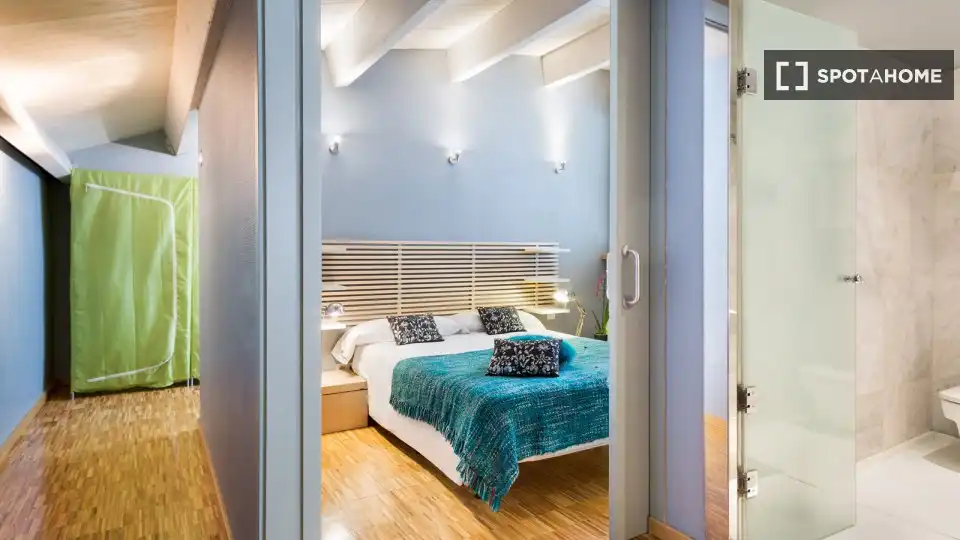 Dormitori de Apartament per a compartir en Barcelona amb Aire condicionat, Terrassa i Moblat