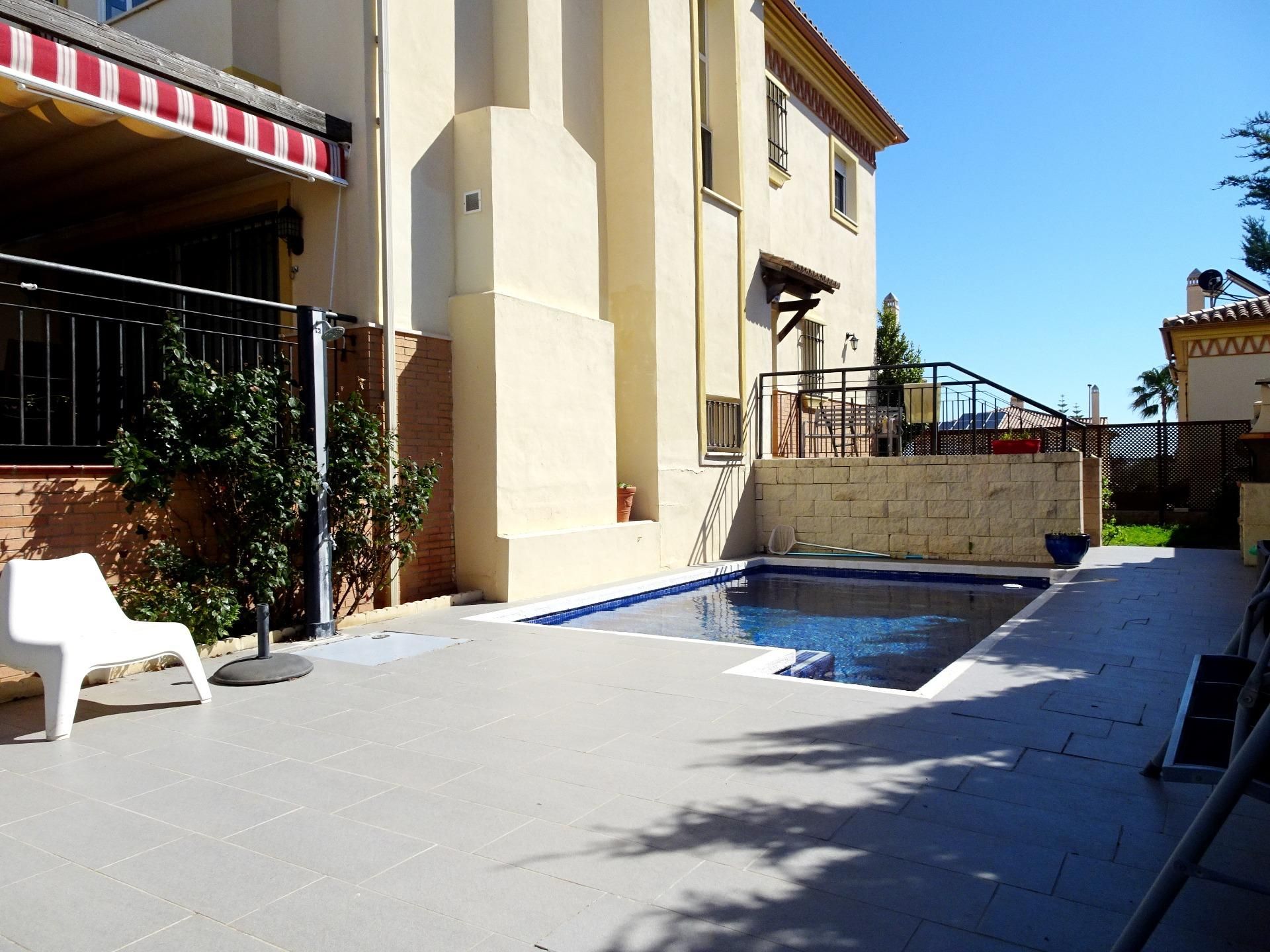 Piscina de Casa adosada en venda en Alhaurín de la Torre amb Aire condicionat, Jardí privat i Terrassa
