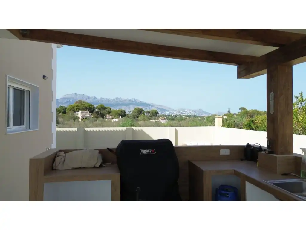 Vista exterior de Casa o xalet en venda en L'Alfàs del Pi amb Aire condicionat, Terrassa i Piscina