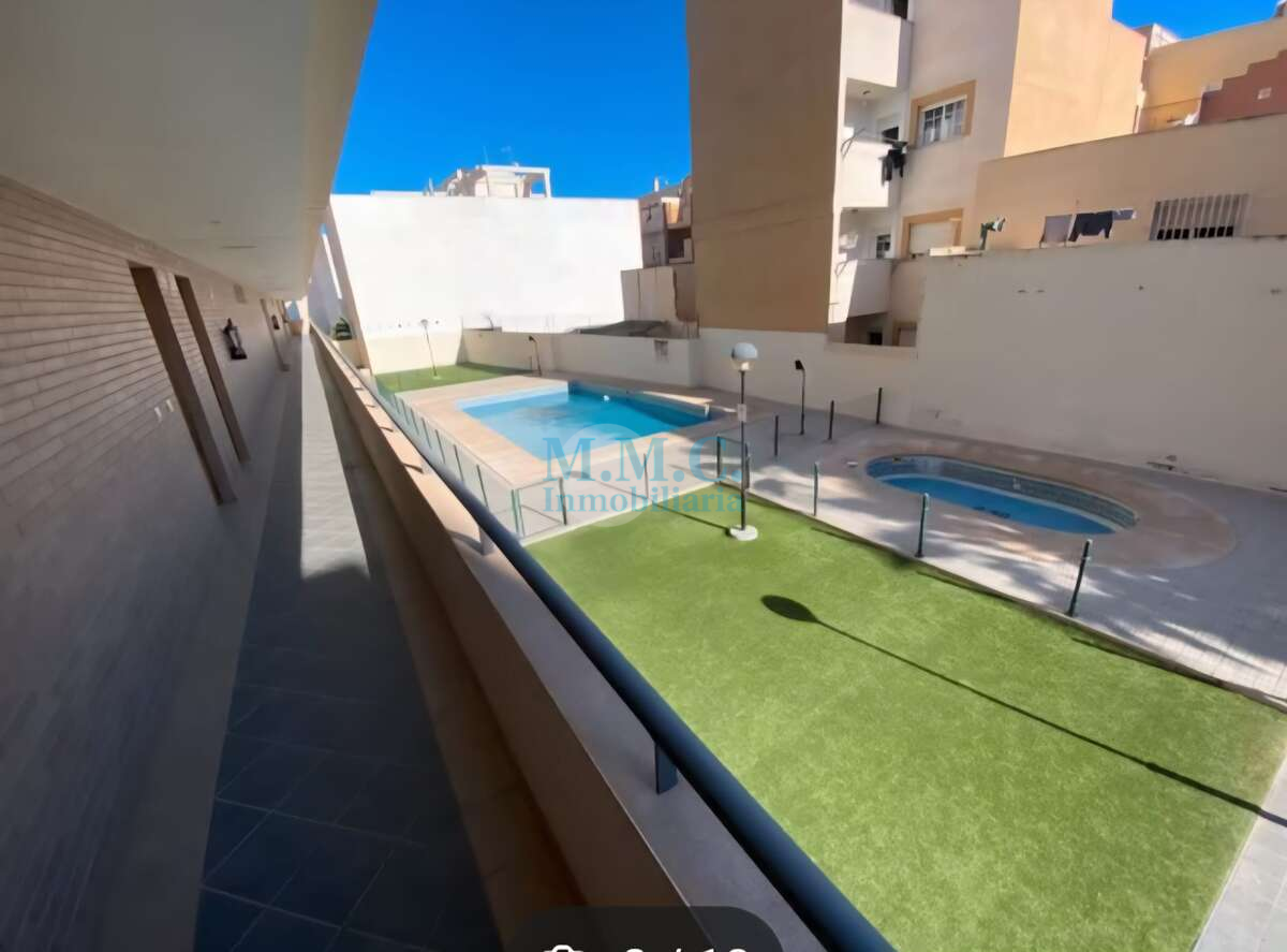 Piscina de Pis en venda en Roquetas de Mar amb Aire condicionat, Terrassa i Moblat