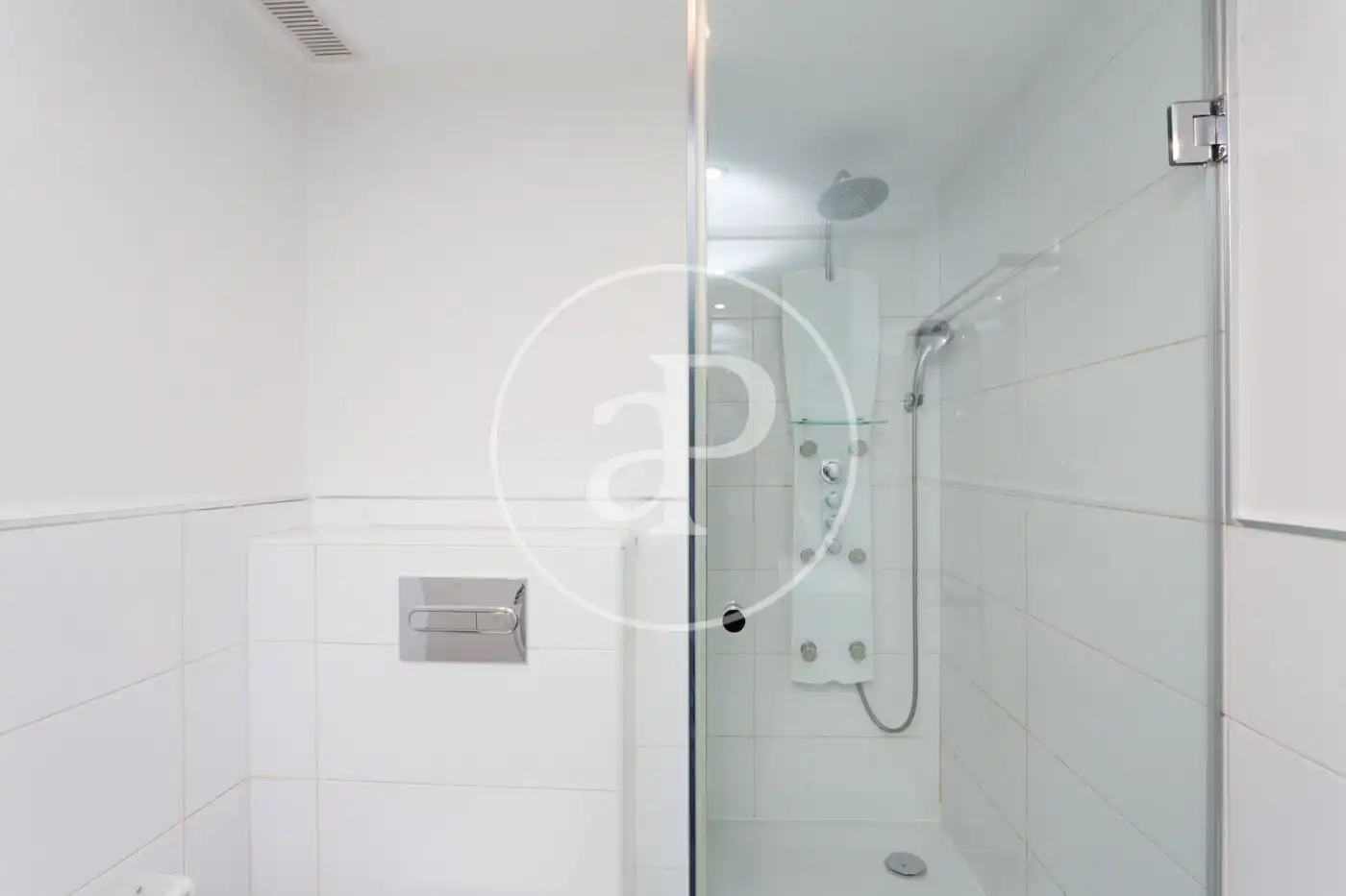 Badezimmer von Wohnung zur Miete in Madrid mit Klimaanlage, Heizung und Terrasse