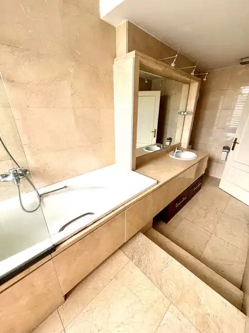 Bathroom of Flat for rent in Madrid  with Heating, Parquet flooring and Terrace