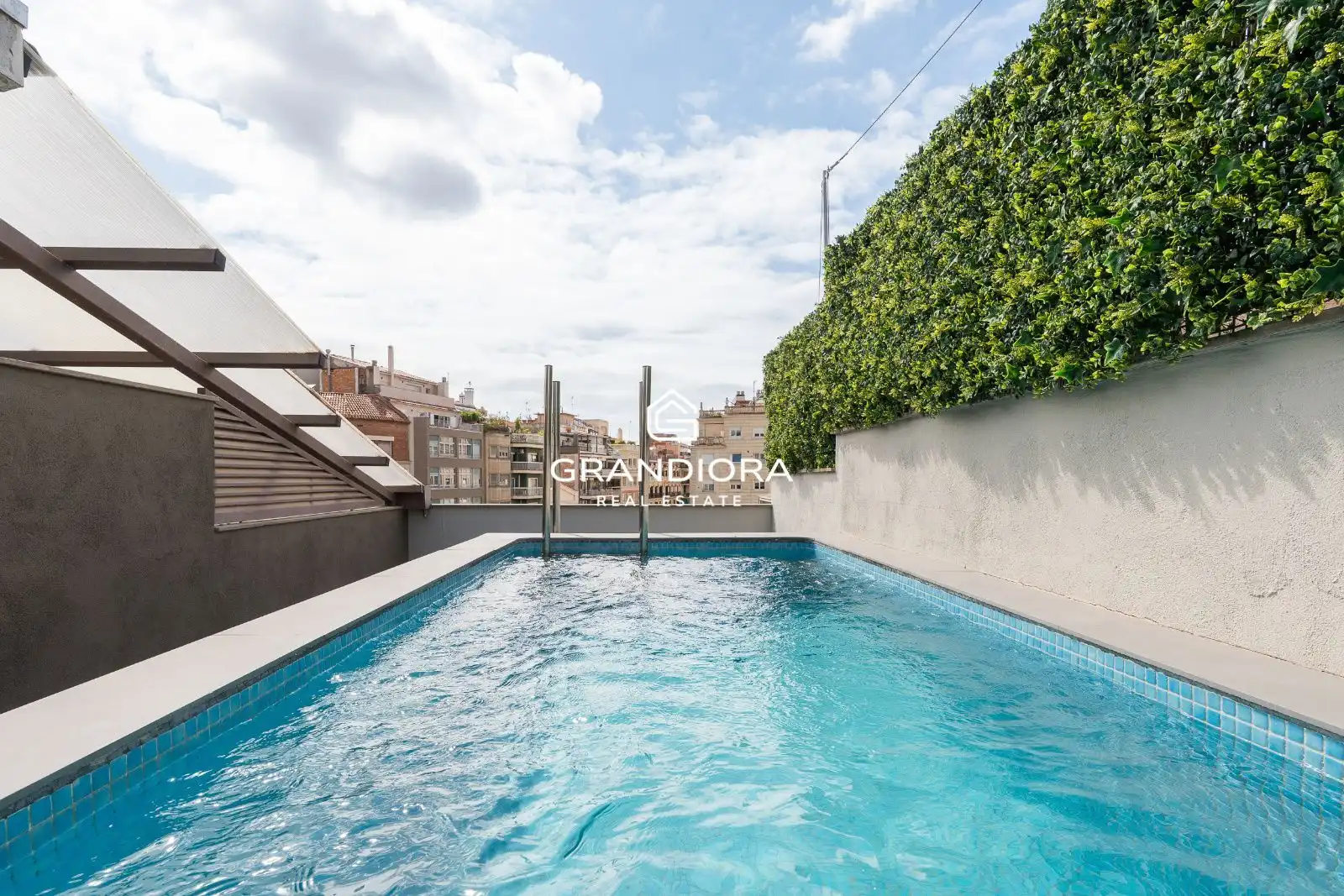 Penthouse mit Pool zum Verkauf in Calle de les Carolines 25