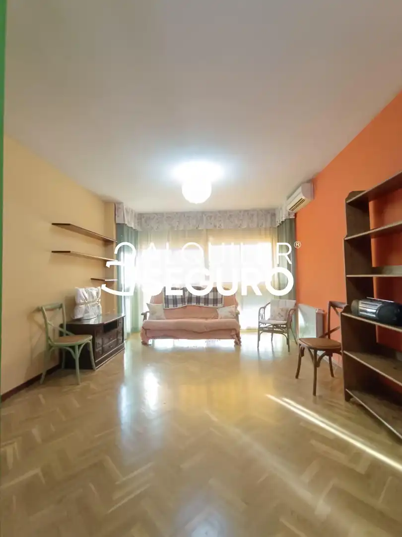 Flat with lift to rent in Real