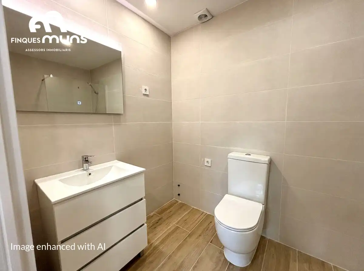 Bathroom of Flat for sale in Girona  with Air Conditioner, Heating and Parquet flooring