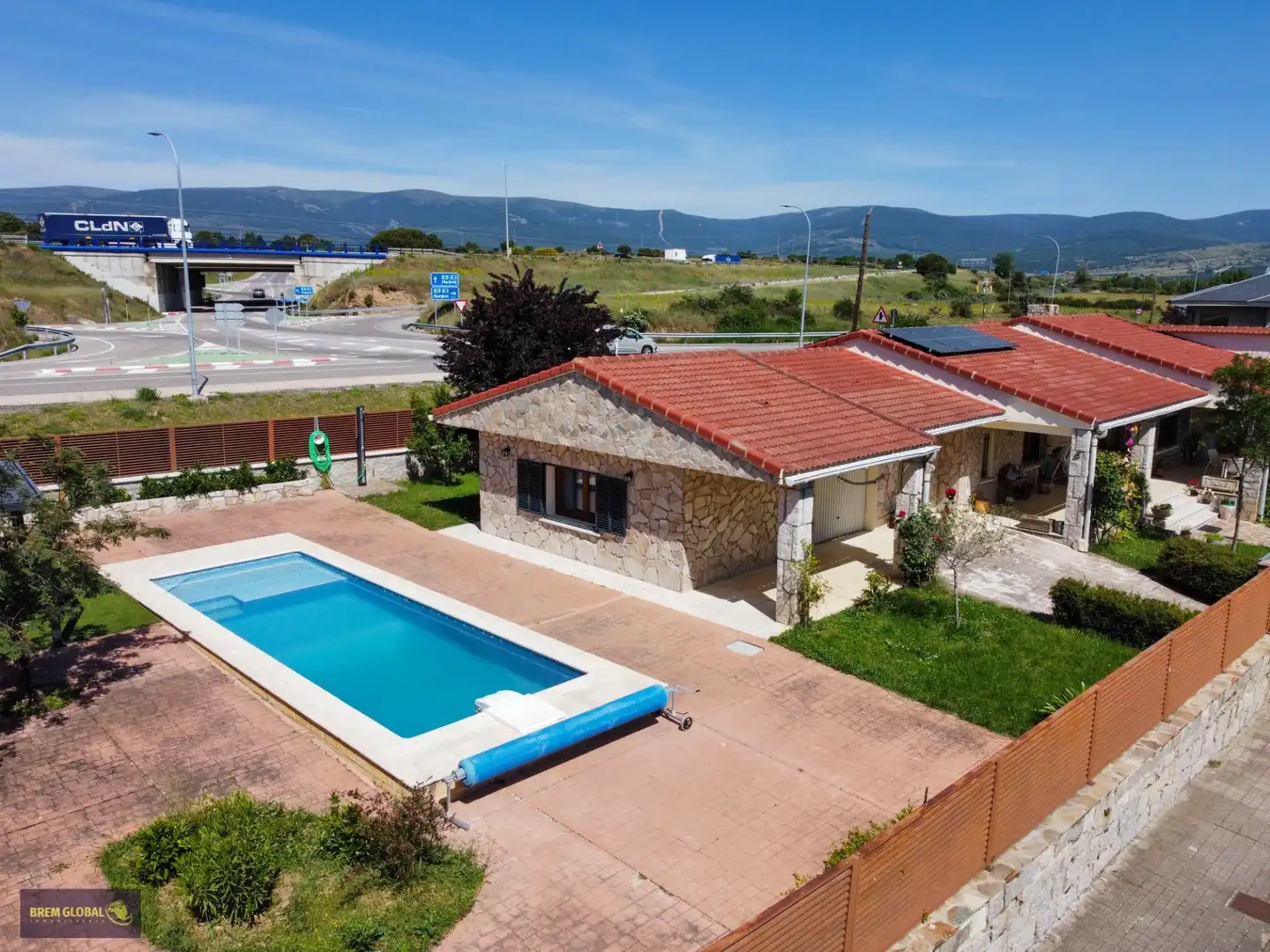 Piscina de Casa o chalet en venta en Buitrago del Lozoya con Calefacción, Jardín privado y Terraza