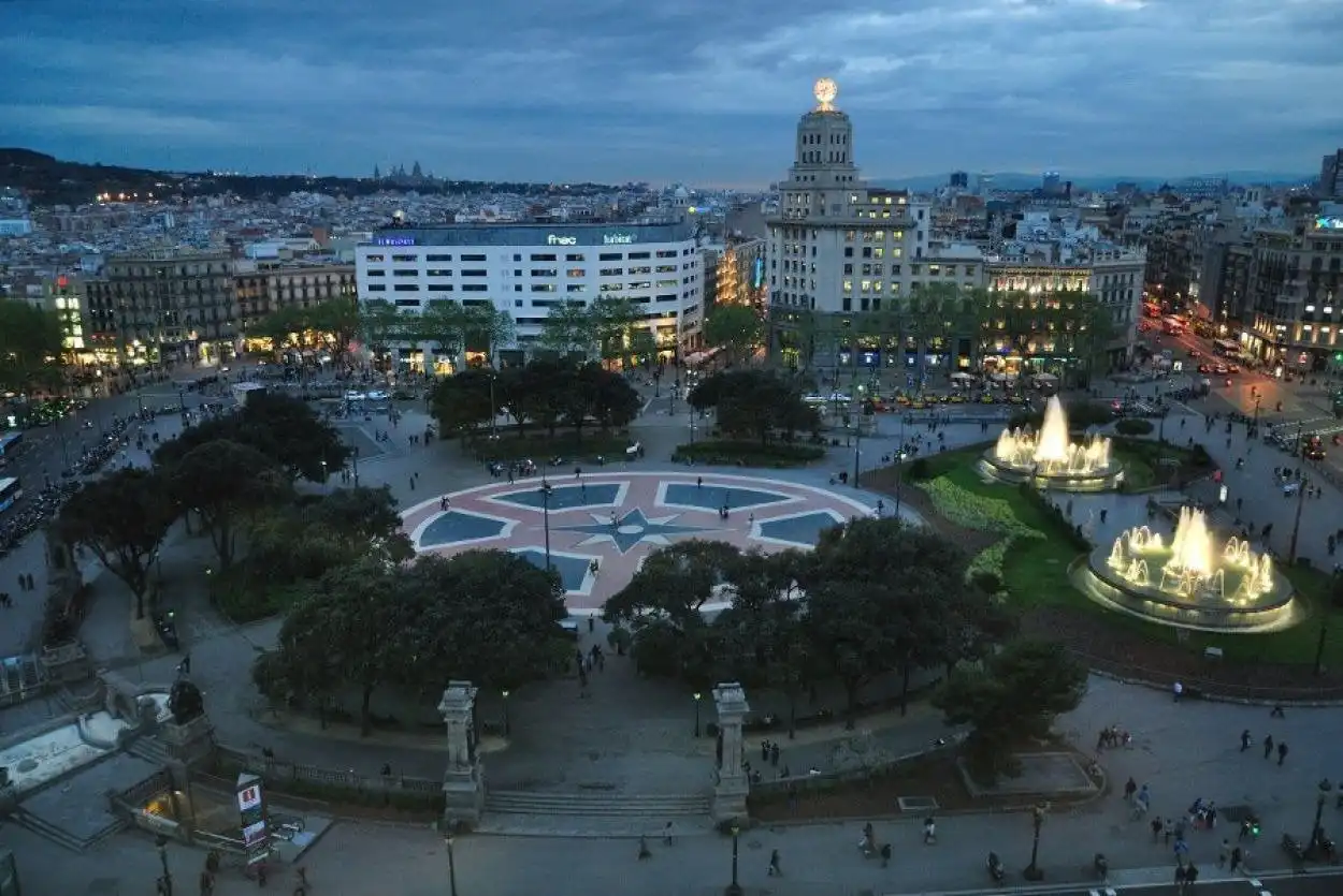 Vista exterior de Edifici en venda en Barcelona