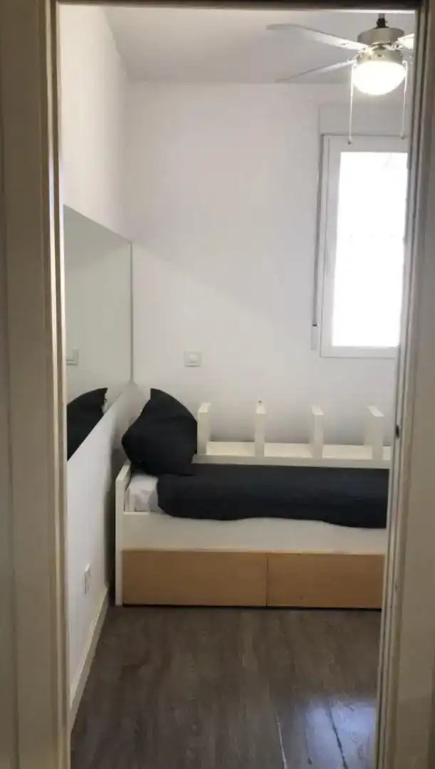 Dormitori de Àtic per a compartir en Madrid amb Aire condicionat, Jardí privat i Parquet