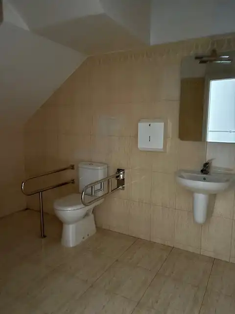 Badezimmer von Geschaftsraum zur Miete in Ferrol mit Klimaanlage und Parkett