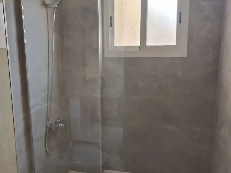 Badezimmer von Wohnungen zur Miete in Playamar - Benyamina