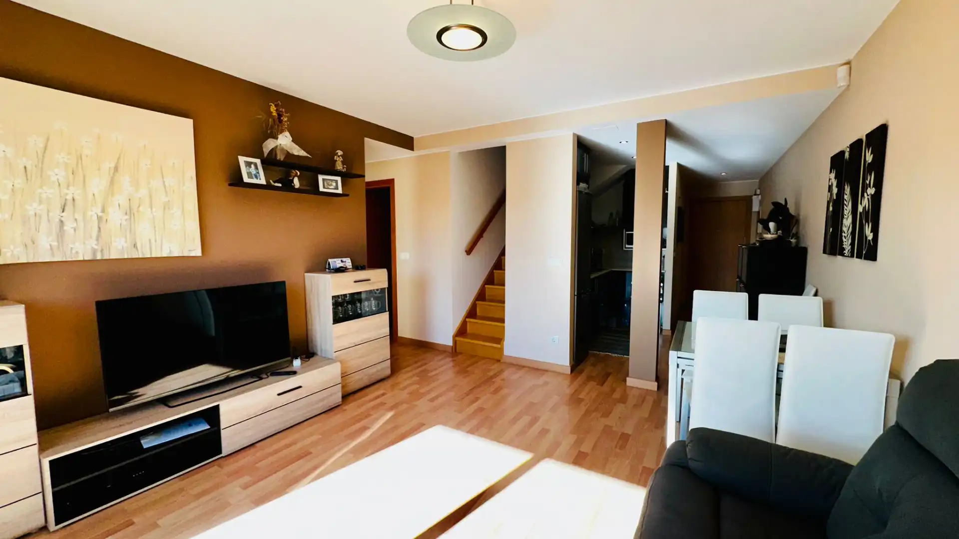 Wohnzimmer von Dachboden zum Verkauf in L'Estartit mit Klimaanlage, Heizung und Parkett