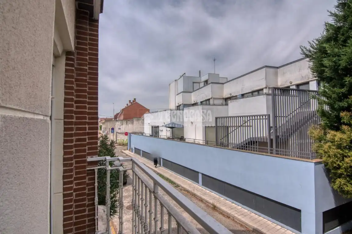 Vista exterior de Casa adosada en venta en Valladolid con Calefacción, Parquet y Balcón
