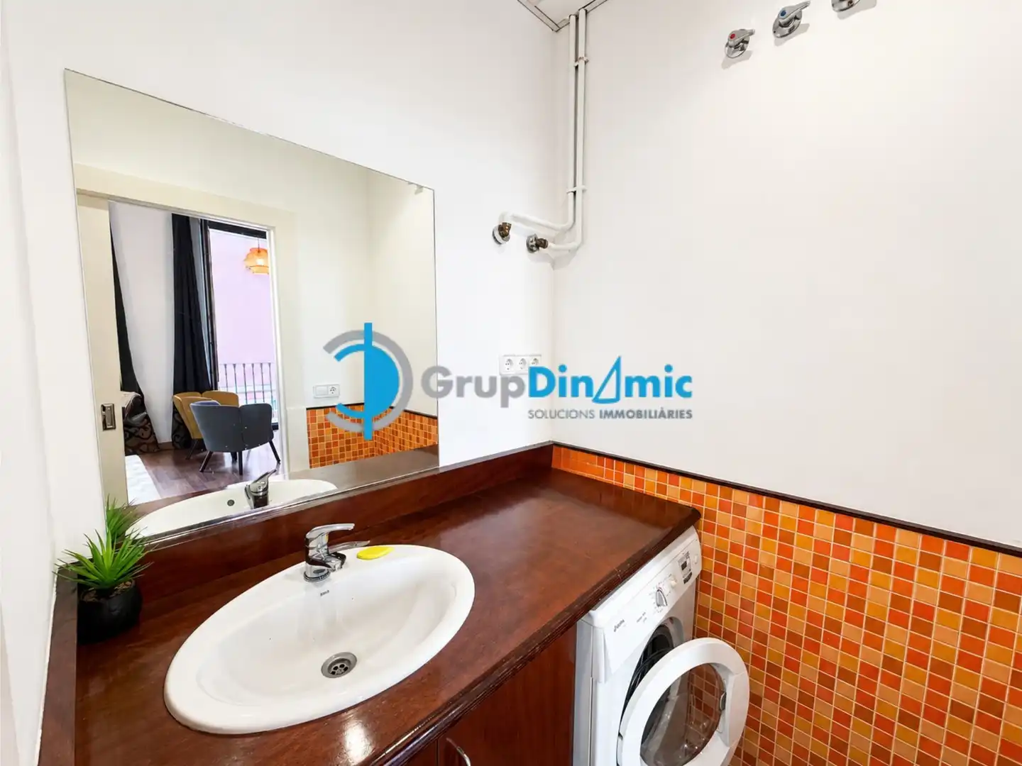 Badezimmer von Wohnung zum Verkauf in Palamós mit Parkett und Balkon