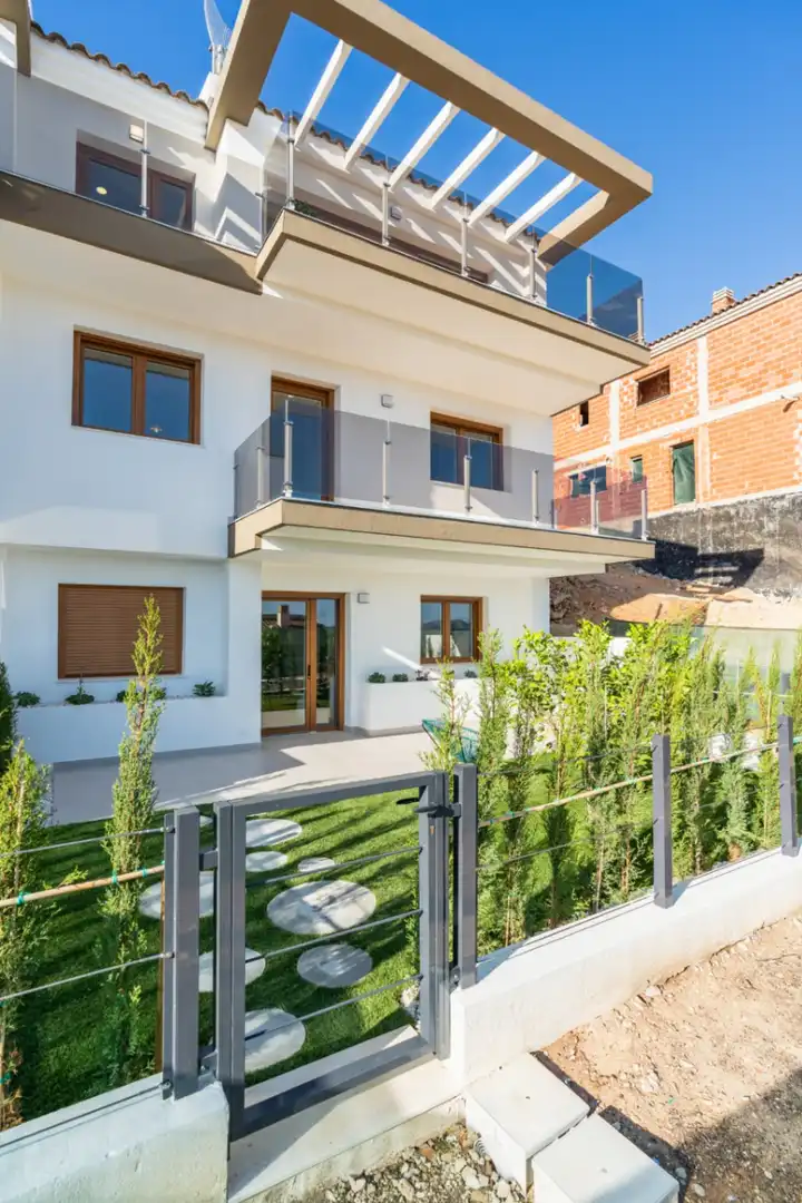Vista exterior de Casa adosada en venda en La Nucia amb Aire condicionat, Calefacció i Jardí privat