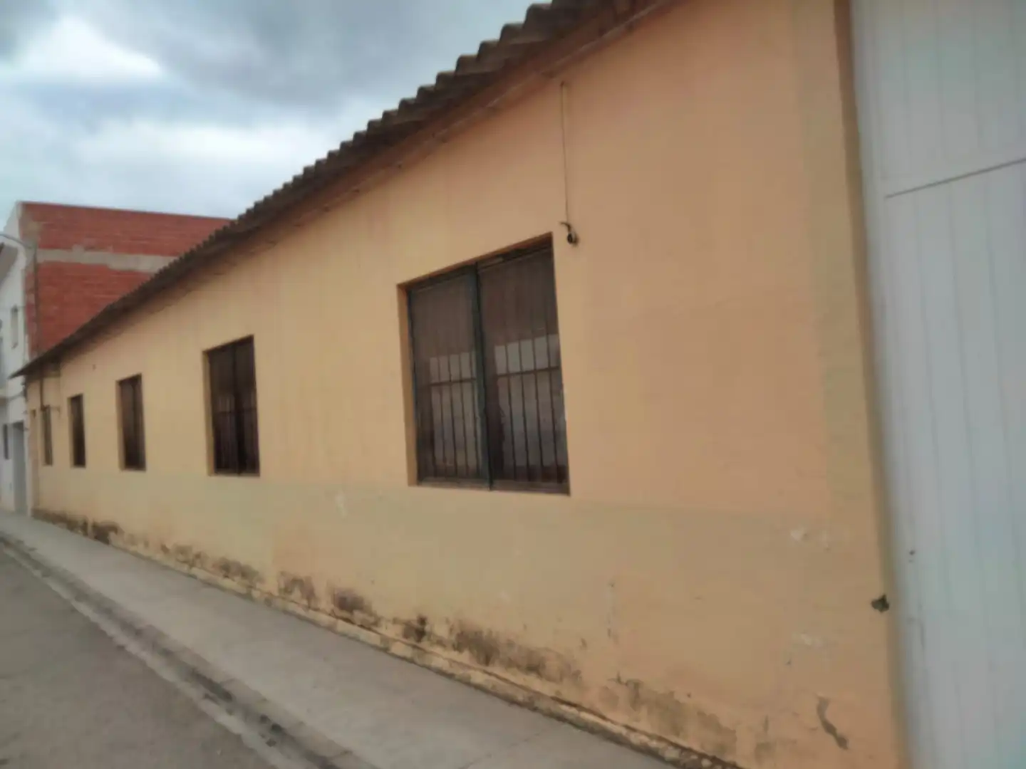Vista exterior de Nave industrial en venta en Casinos