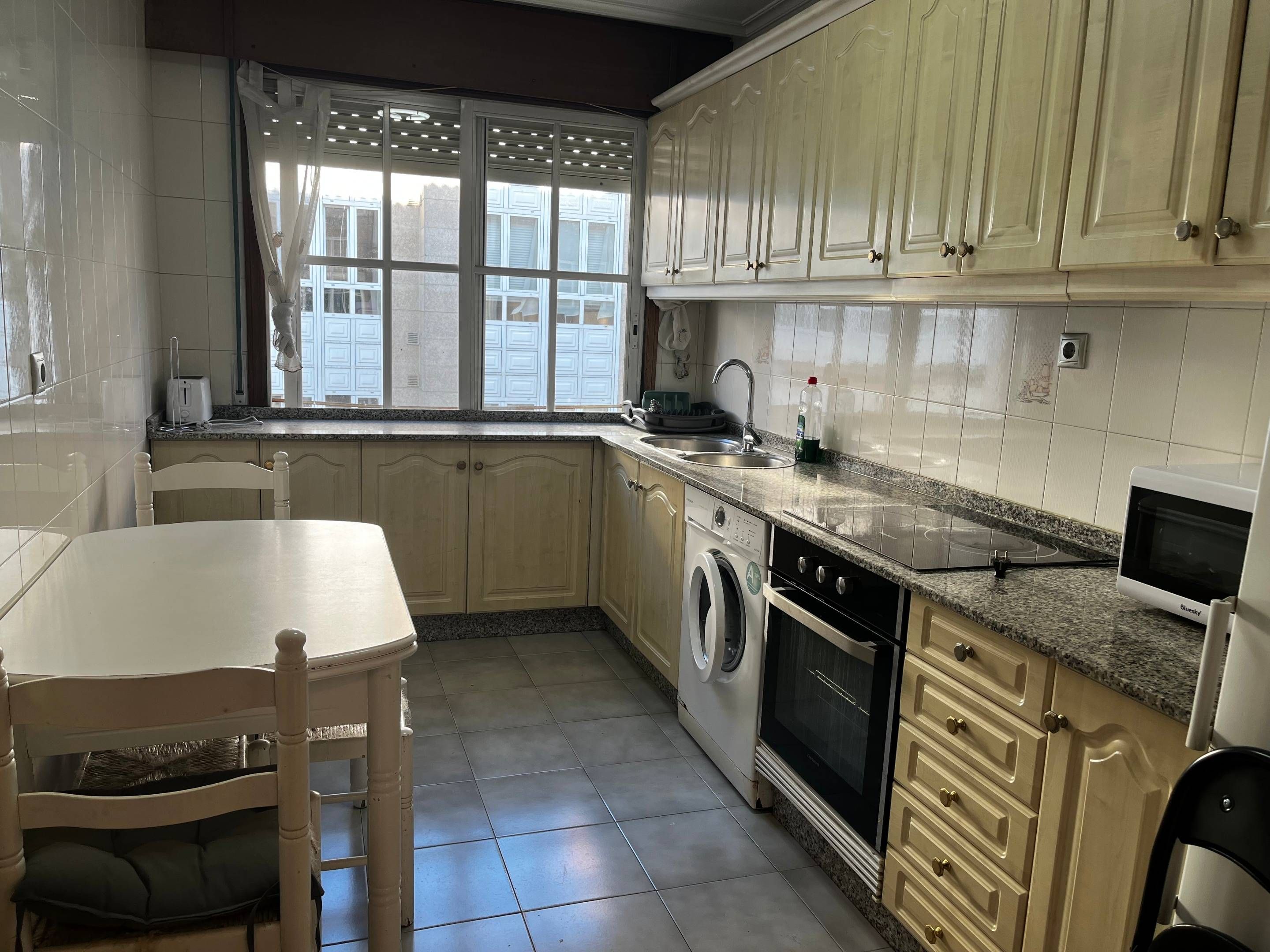 Cocina de Piso de alquiler en Santiago de Compostela  con Calefacción