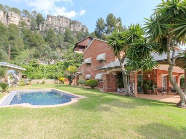 Casa con piscina en venta en Carrer Montseny