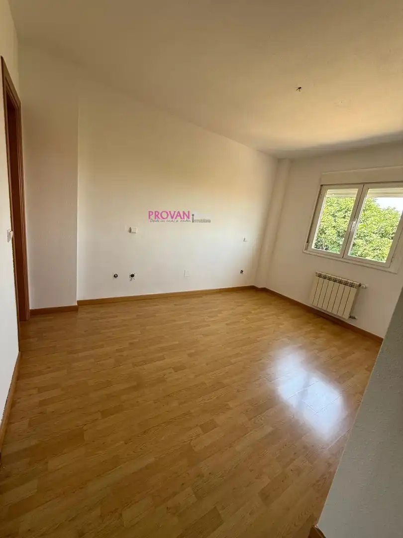 Habitación de Casa adosada en venta en Galápagos con Calefacción y Jardín privado
