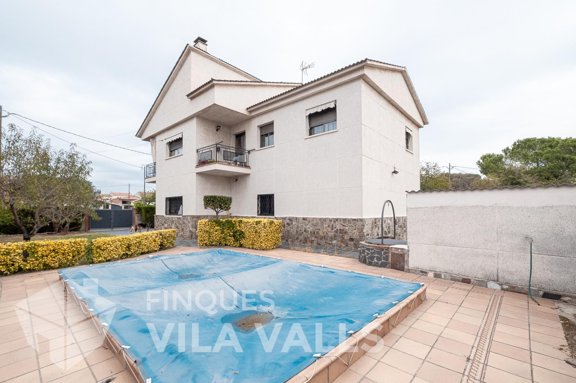 Exterior view of House or chalet for sale in Palau-solità i Plegamans  with Heating, Private garden and Terrace