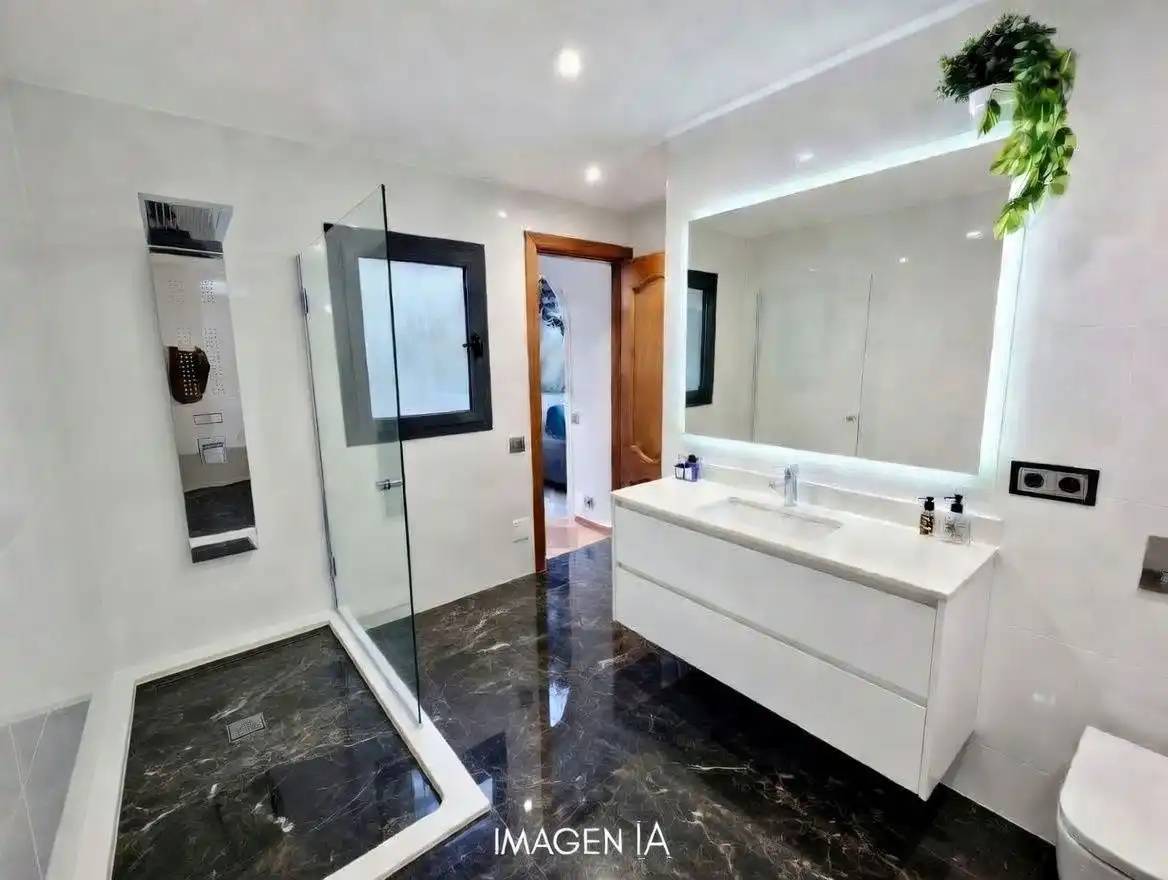 Badezimmer von Erdgeschoss zum Verkauf in Barcelona mit Heizung, Terrasse und Möbliert