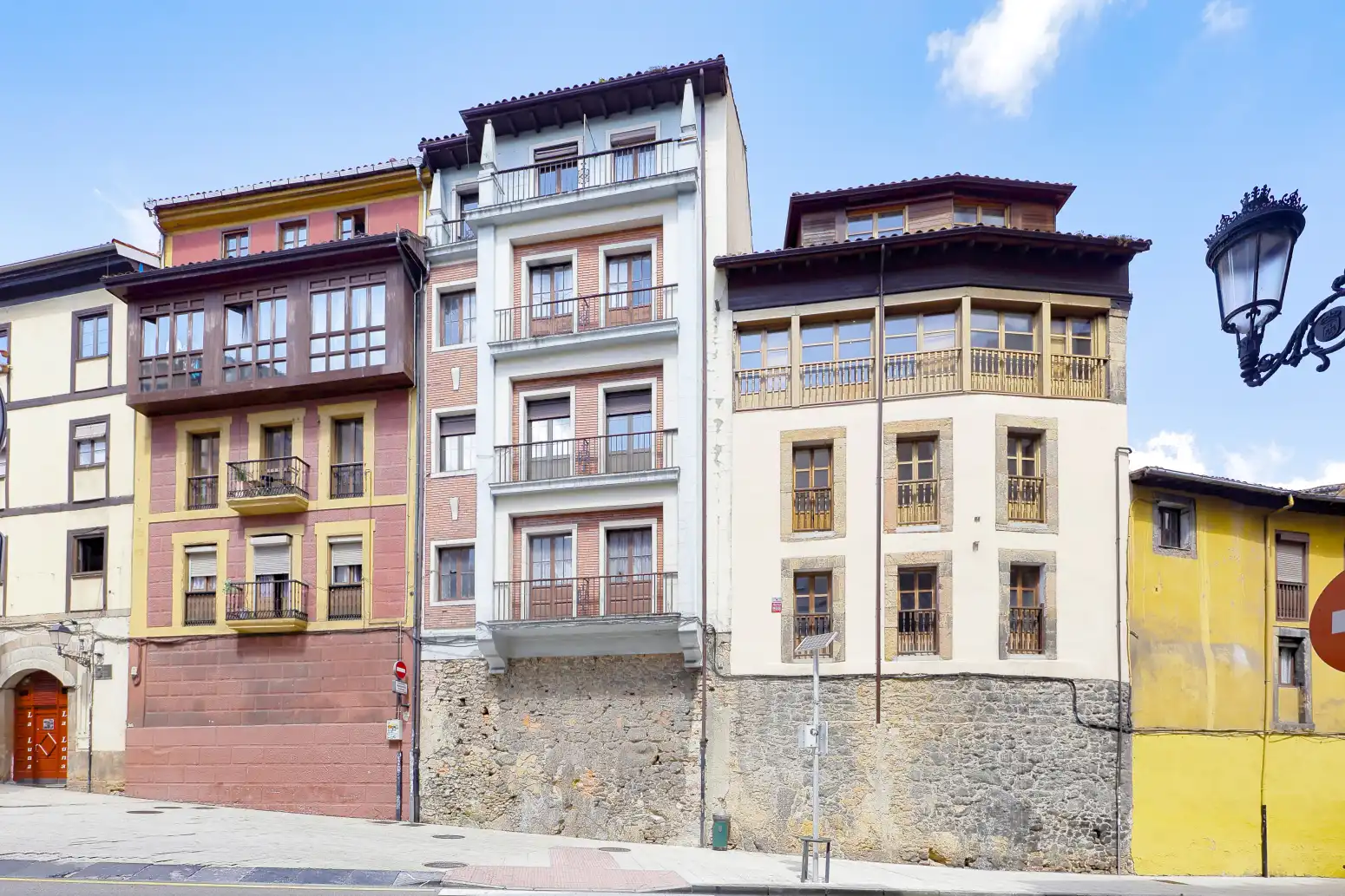 Vista exterior de Casa adosada en venda en Oviedo  amb Calefacció