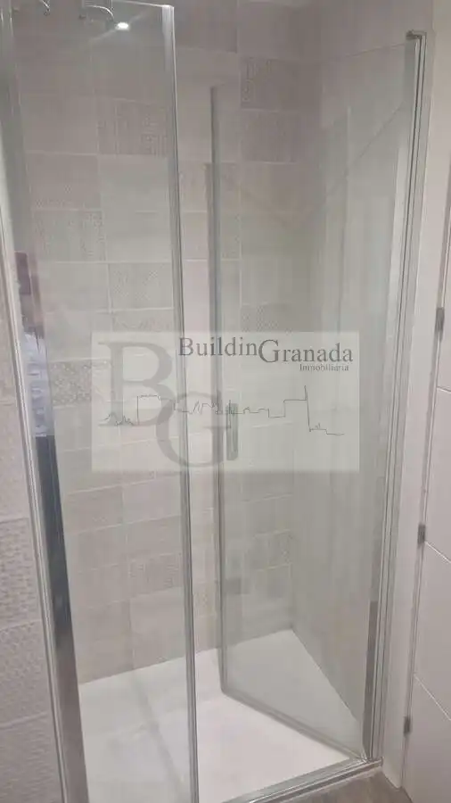 Bany de Pis de lloguer en Granada amb Aire condicionat, Calefacció i Moblat
