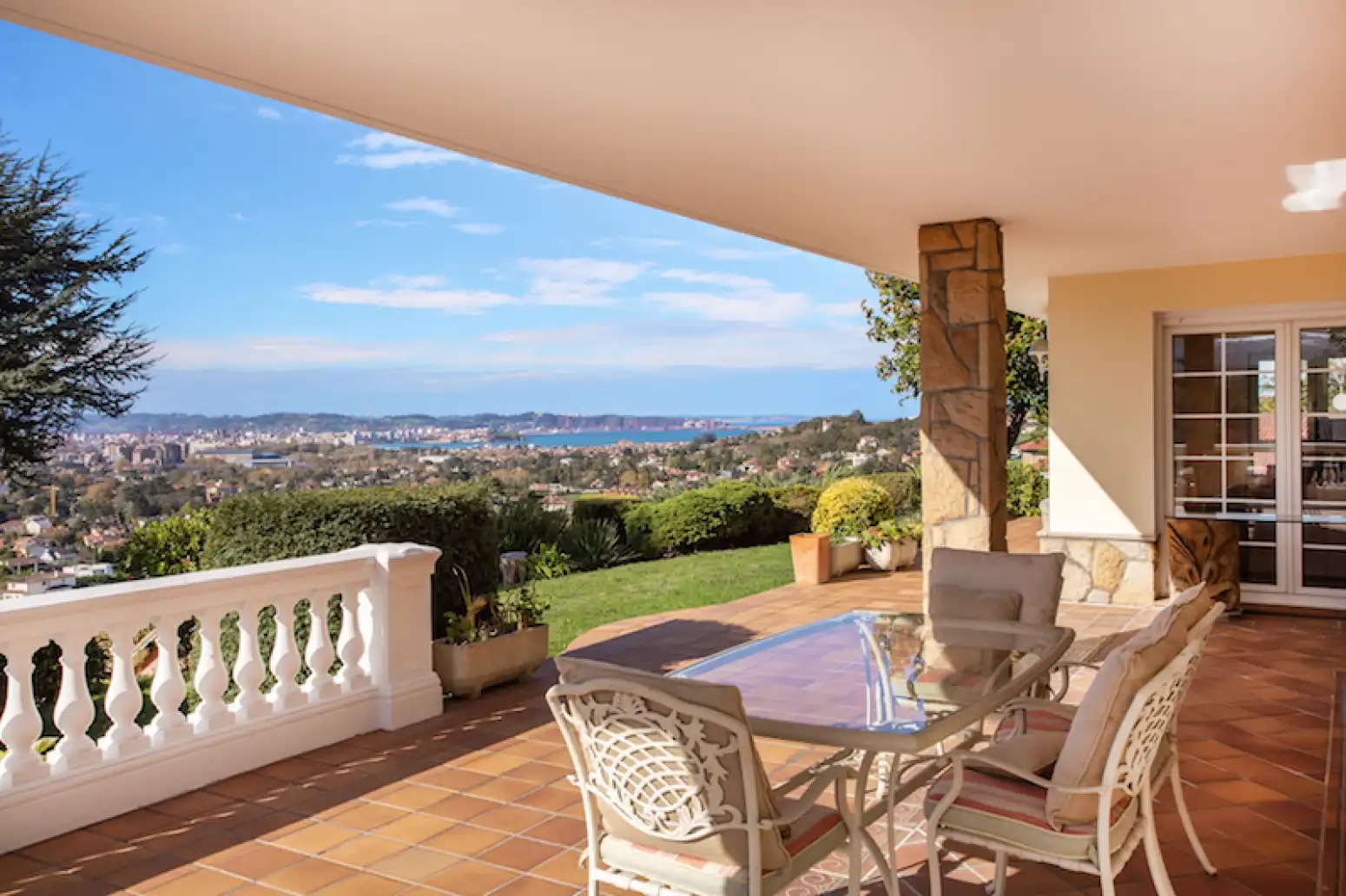Terrassa de Casa o xalet en venda en Gijón  amb Calefacció, Parquet i Terrassa